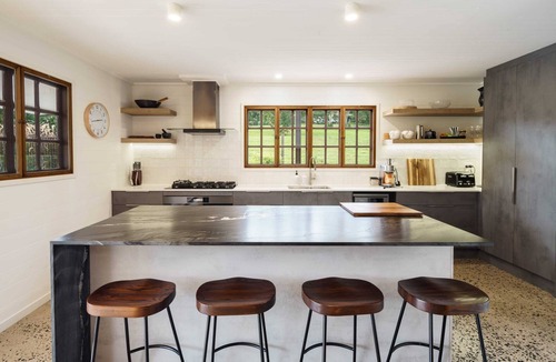 Kiels Mountain House | The Hideaway - Chic Farmhouse, 15min to Beaches
