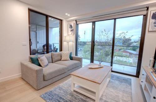 Dickson Apartment | The Hamptons -Coastal Luxe Dual Suite - 2 Bed 2 Bath, Rooftop Pool & Free Parking