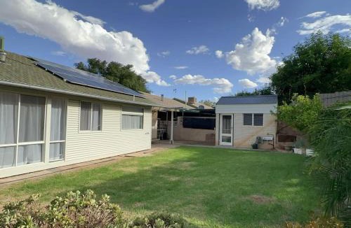 Berri House | The Hidden Gem Exquisite 3BR Retreat in Berri