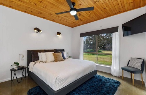 Yarrawonga House | The Hilderton on Hogans - 5 bedrooms