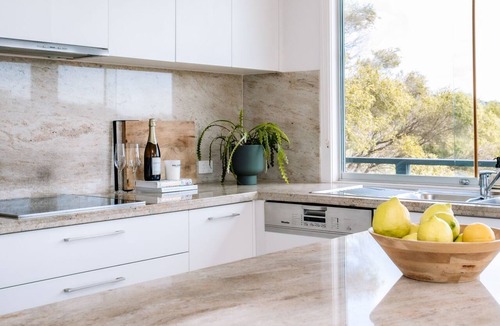 Flinders House | The Hill Flinders, Immerse yourself in the vibrant atmosphere!