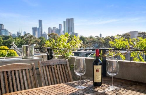 Carlton Apartment | The Italian Library with Amazing Views and Free Parking