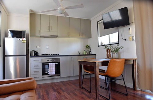 Barmera Cabin | The Jetty Hut - Water Front Stay Lake Bonney Riverland