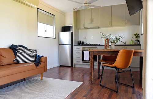 Barmera Cabin | The Jetty Hut - Water Front Stay Lake Bonney Riverland