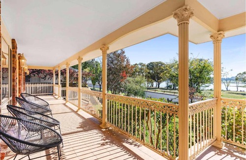 Lake Albert House | The Lakehaven - Serene Lakeside Entertainer
