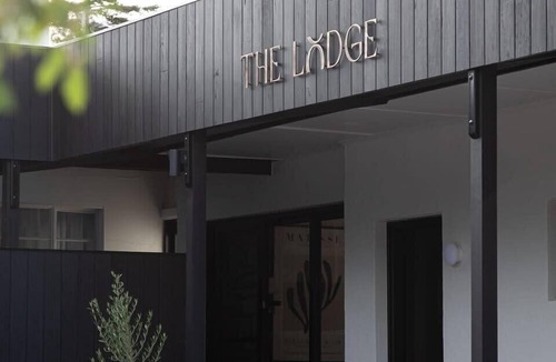 Mount Gambier Apartment | The Lodge - Room 1 - Luxury Central private Rooms, Free wifi