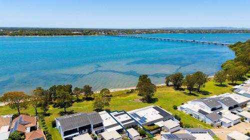 Sandstone Point House | The Luxe Waterfront
