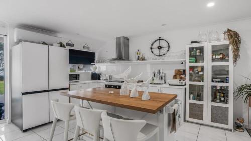 Sandstone Point House | The Luxe Waterfront