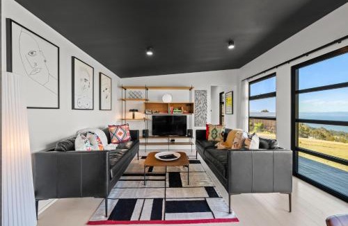 Tinderbox House | The Outlook on Mount Louis - 1 Bedroom - Stunning Views