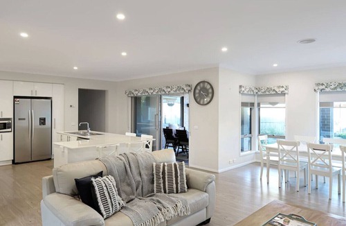 Portarlington House | The panorama retreat- sleeps 10, aircon, brand new