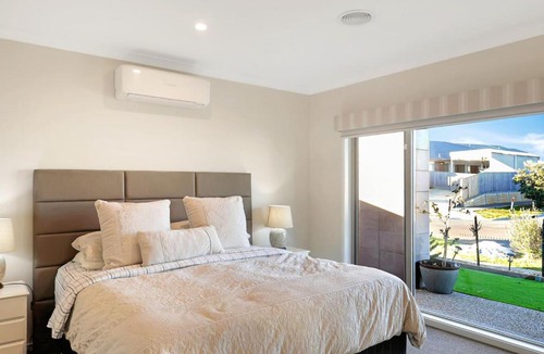 Portarlington Villa | The panorama retreat- sleeps 12, aircon, brand new, great multifamily stay, beach, wineries, golf