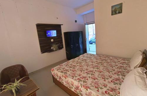 Kumarhatti House | The pine Nest