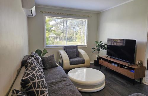 Brendale Villa | The Pine Rest - Spacious & Central Haven