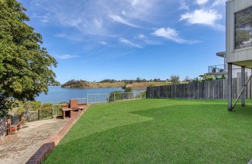 Lakes Entrance House | The Point - Spacious Waterfront Escape