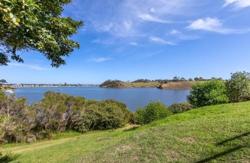 Lakes Entrance House | The Point - Spacious Waterfront Escape