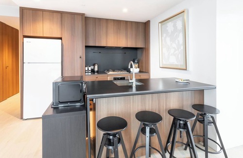 Southbank Apartment | The Queensbridge Skyline Suite, Heated Pool, Gym, Sauna, Steam next to Casino