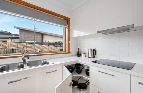 Warrane House | "The Residence" Sleeps 11. 10 min to Airport/CBD.