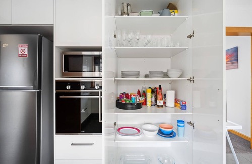 Warrane House | "The Residence" Sleeps 11. 10 min to Airport/CBD.