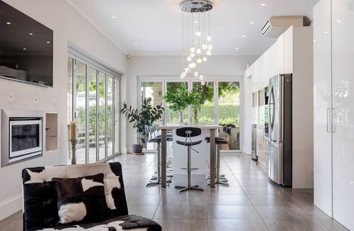 North Adelaide House | The Retreat - Private Estate, Pool, Tennis Court