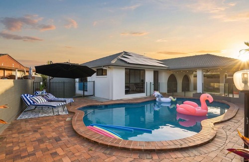 Broadbeach Waters Apartment | The Riverfront Retreat, 4BR house in Gold Coast