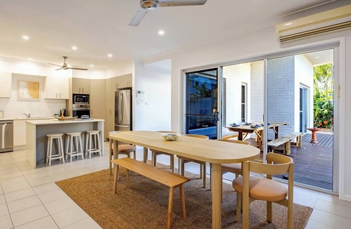 Broadbeach Waters House | "The Salt Box" - Coastal Family Retreat - 4BR