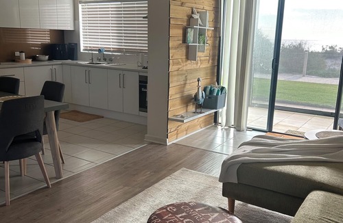 Semaphore Park Apartment | The Seaview at Semaphore Park Beachfront - Unwind at this peaceful getaway.
