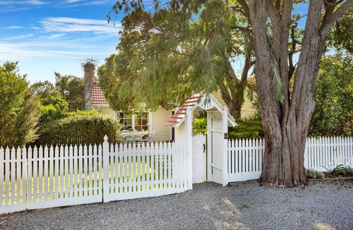 Rye Cottage | The Shearwater Deck - 250m from the bay beach - BEACHSIDE SPA COTTAGE