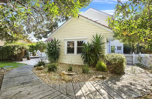Rye Cottage | The Shearwater Deck - 250m from the bay beach - BEACHSIDE SPA COTTAGE