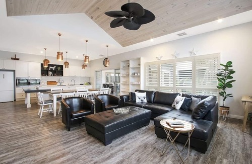 Yarrawonga House | The SilverBull Holiday House - 10 individual beds or 5 king beds