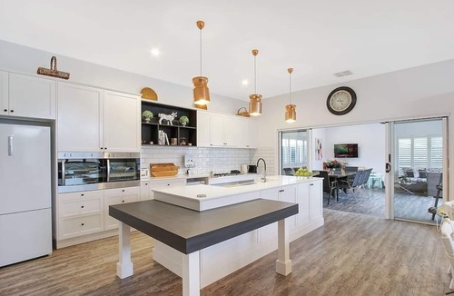Yarrawonga House | The SilverBull Holiday House - 10 individual beds or 5 king beds