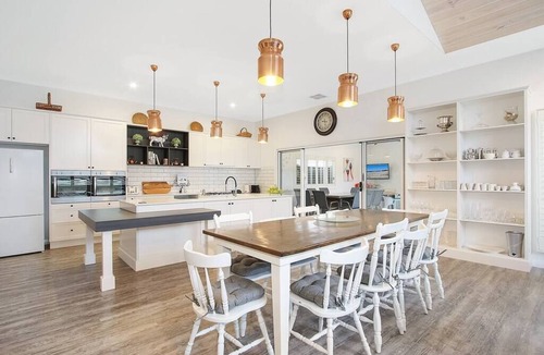 Yarrawonga House | The SilverBull Holiday House - 10 individual beds or 5 king beds