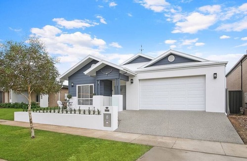 Yarrawonga House | The SilverBull Holiday House - 10 individual beds or 5 king beds