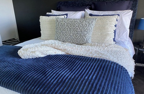 Murdunna Bed & Breakfast | The Sounds. Overlooking King George Sound and King George Island, Murdunna, Tas