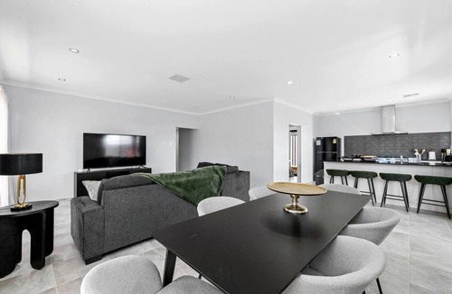 Alkimos House | The Sunlit Expansive Hideaway