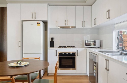 Bassendean Apartment | The Tonic | Colourful Mid-Century Stay with Private Courtyard (Pet-Friendly)