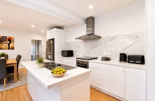 Taroona House | "The Tree House Hobart" - 10kms to CBD - Sleeps 8