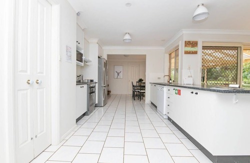 Calare House | The Valerie Gardens. Five bedrooms. Orange.