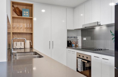 Fortitude Valley Apartment | The Valley Apt with 2 FREE Parking Bays