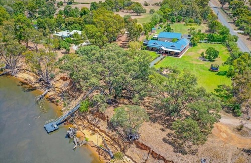 Echuca House | The Waterfront - Echuca Holiday Homes