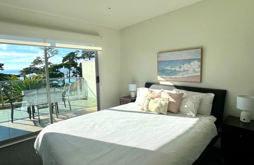 Cowes Apartment | The Waves Cowes 446 - Couples Spa Suite Panoramic Beach View – WiFi, Parking