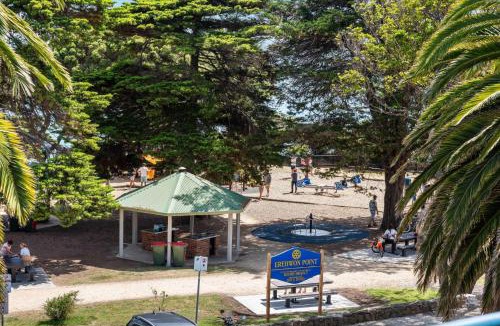 Cowes Apartment | The Waves Waterfront Studio Opposite Cowes Beach