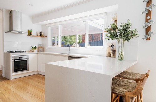 Frankston South House | The White House - 4pm check out Sundays*
