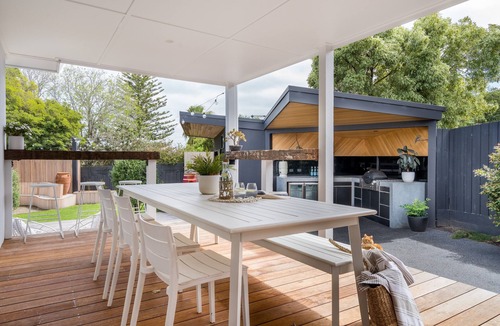 Frankston South House | The White House - 4pm check out Sundays*
