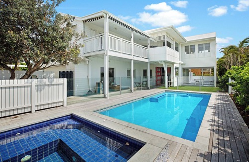 Peregian Beach House | The White House 2 minute walk to the beach