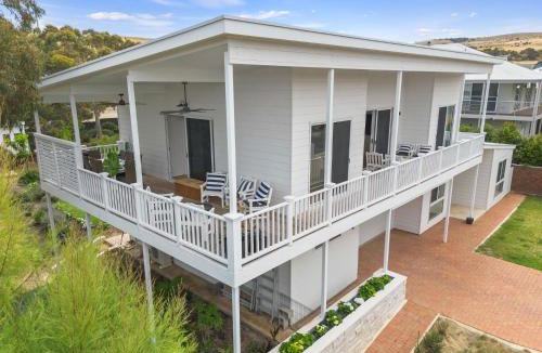 Carrickalinga House | The White House - 6 Bennett Street
