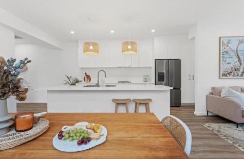 East Corrimal House | The White House - Sauna, Spa & Mountain Views