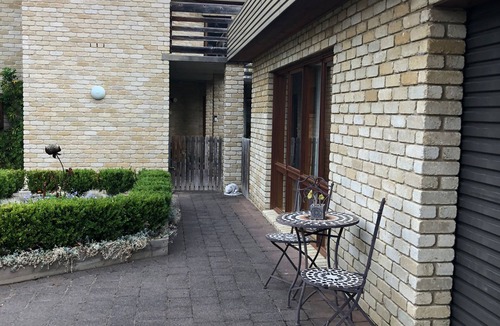 Acton Park Apartment | The Wombat Studio on Acton | Close to airport, beaches, tranquil private setting