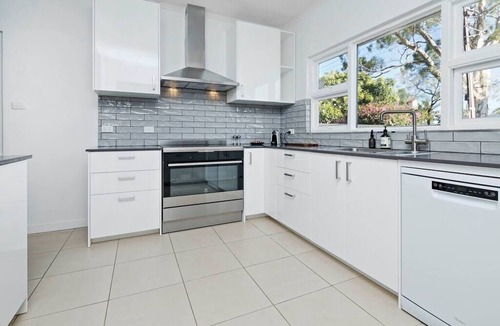 Blair Athol House | The Zebra - 4Bdrm, Slps 8, 2 Bathrm, Solar