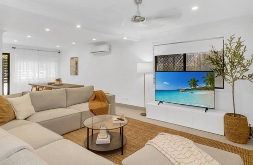 Bli Bli House | This 4BR oasis boasts beautiful decor that blends comfort & style.