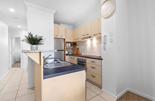 Battery Hill Apartment | This apartment is a 2 bedroom(s), 1 bathrooms, located in Battery Hill, QLD.